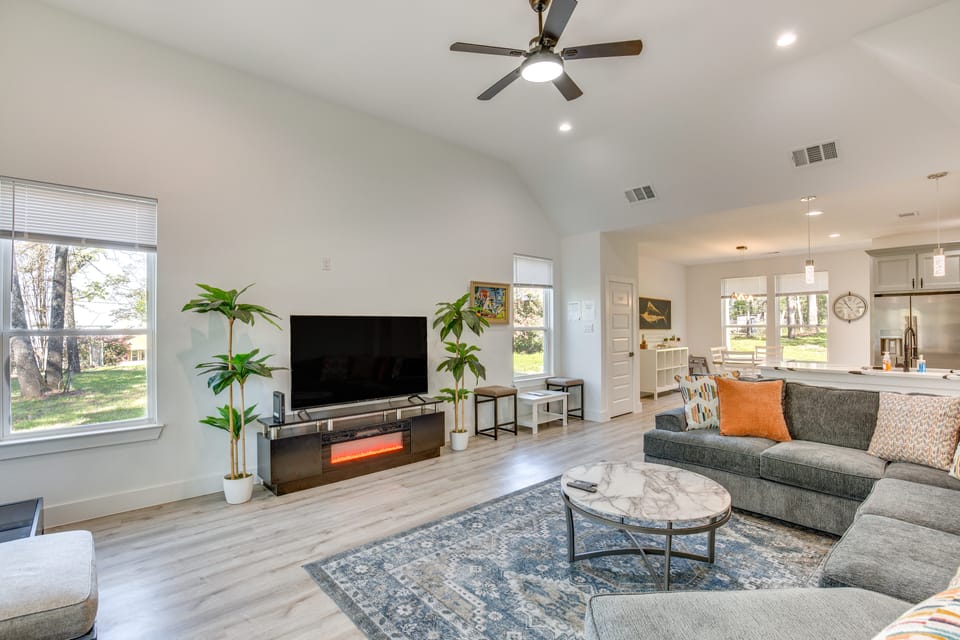 Fire Pit + Grill: Lakeside Gun Barrel City Home! House in Gun Barrel City