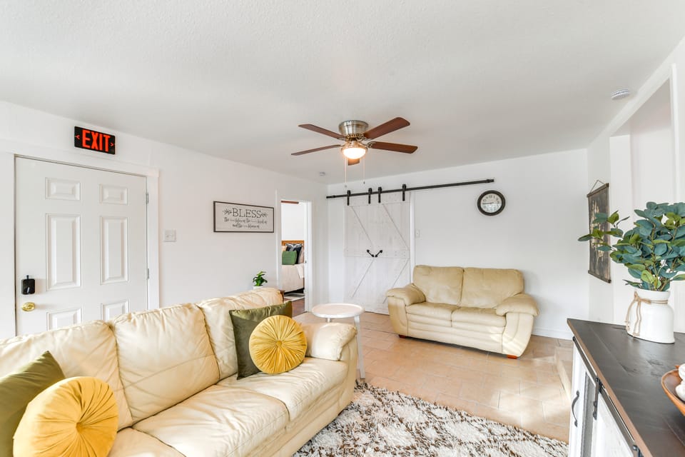 1 Mi to Dtwn Waco! Lovely Home w/ Fire Pit Table House in Waco