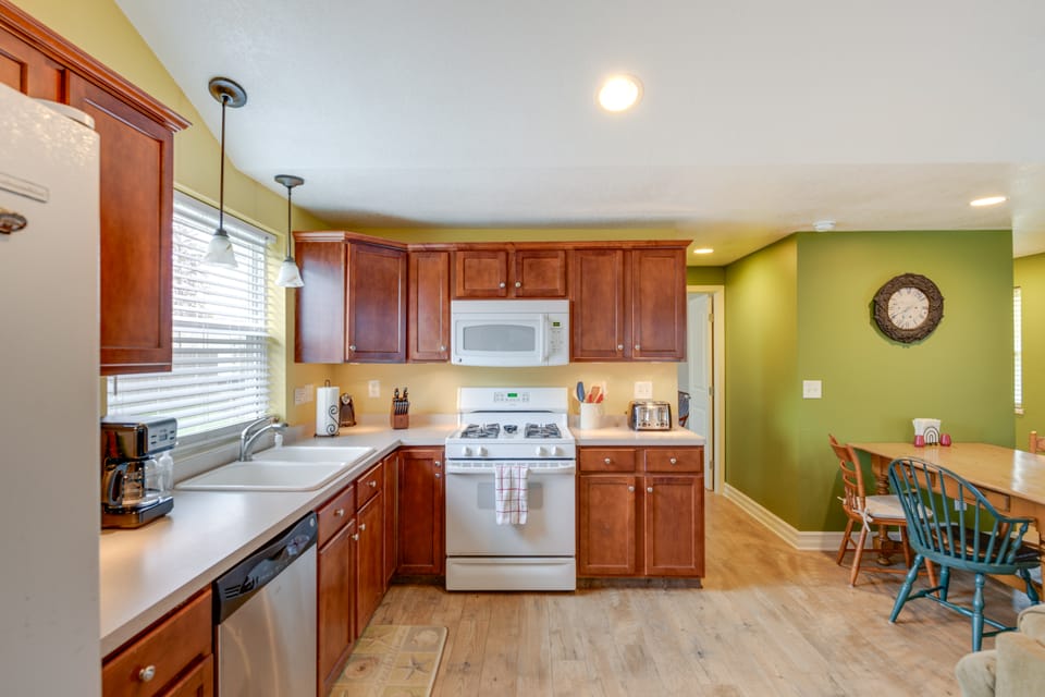 Angola Getaway: Walk to Lake Erie Beach Park! House in Lake Erie