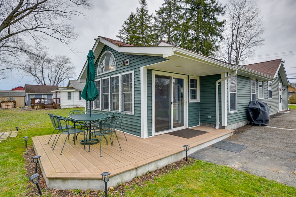 Angola Getaway: Walk to Lake Erie Beach Park! House in Lake Erie