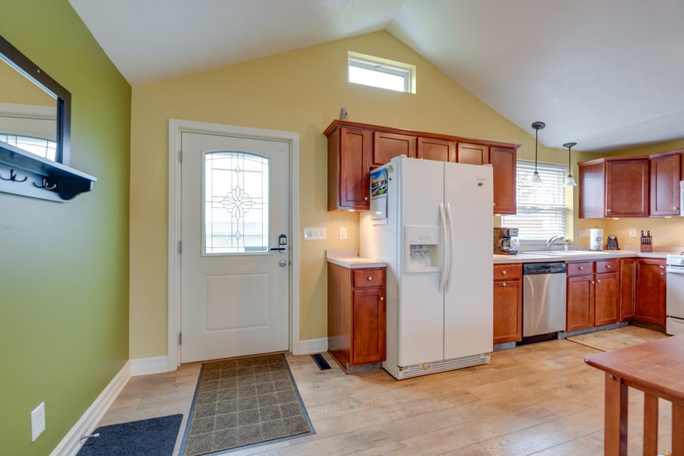 Angola Getaway: Walk to Lake Erie Beach Park! House in Lake Erie