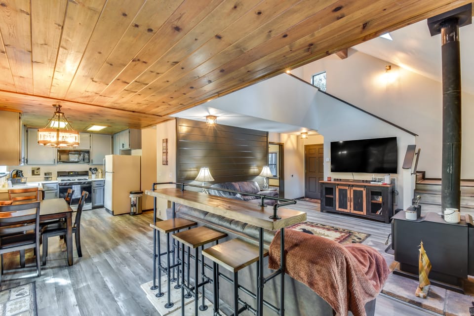 2 Mi to Mi-Wuk Village: Cabin w/ Large Deck House in Mi Wuk Village