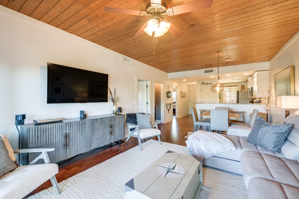 Balcony + Community Perks: Lake Martin Condo! Apartment in Lake Martin