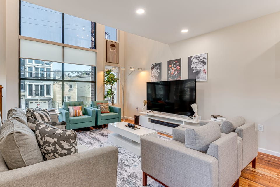 Luxe Newark Retreat w/ Rooftop Deck: Pets Welcome! Apartment in Newark