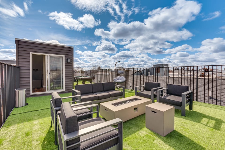 Luxe Newark Retreat w/ Rooftop Deck: Pets Welcome! Apartment in Newark