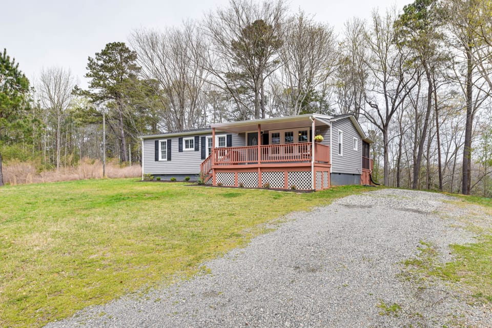 Toano Home w/ Screened Porch: Steps to Lake! House in Virginia