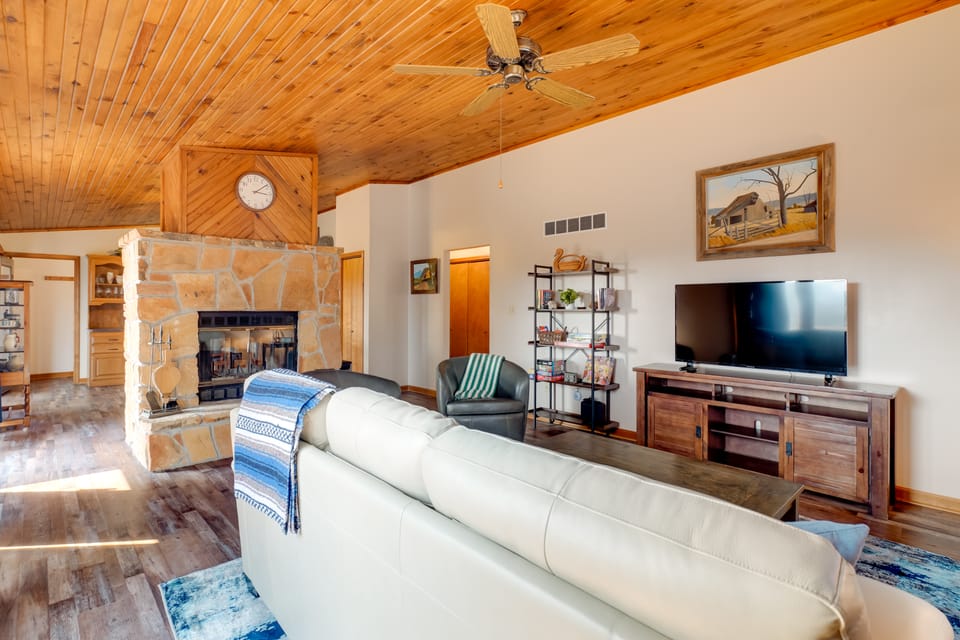 Cozy Belgrade Cottage w/ Wood-Burning Stove! Cottage in Ozark Mountains