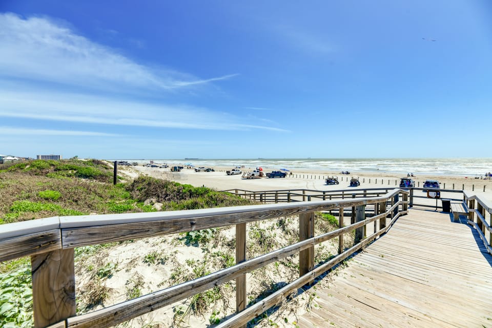 Beachfront Condo w/ Pool Access in Port Aransas Apartment in Port Aransas