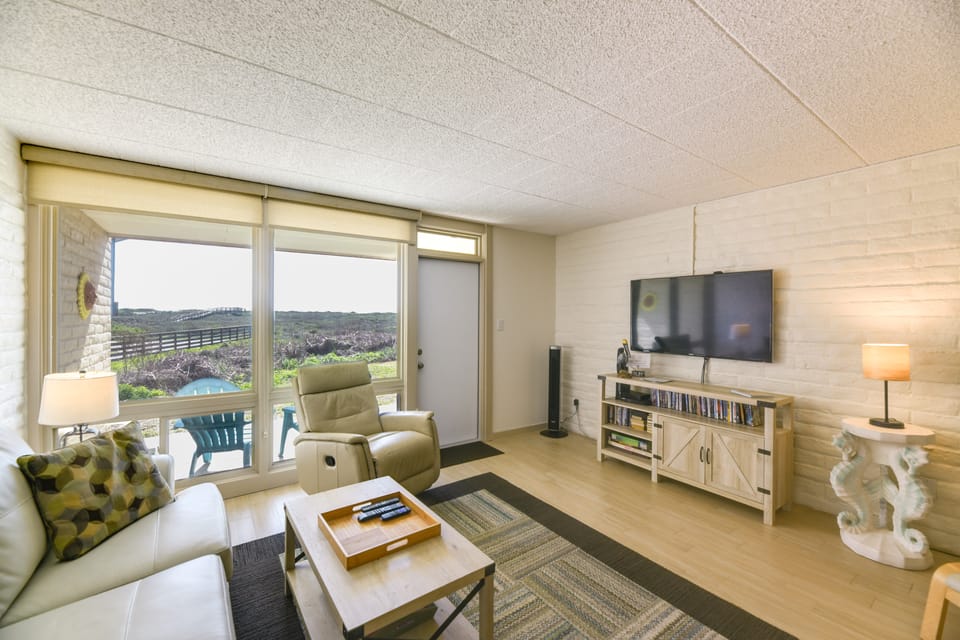 Beachfront Condo w/ Pool Access in Port Aransas Apartment in Port Aransas