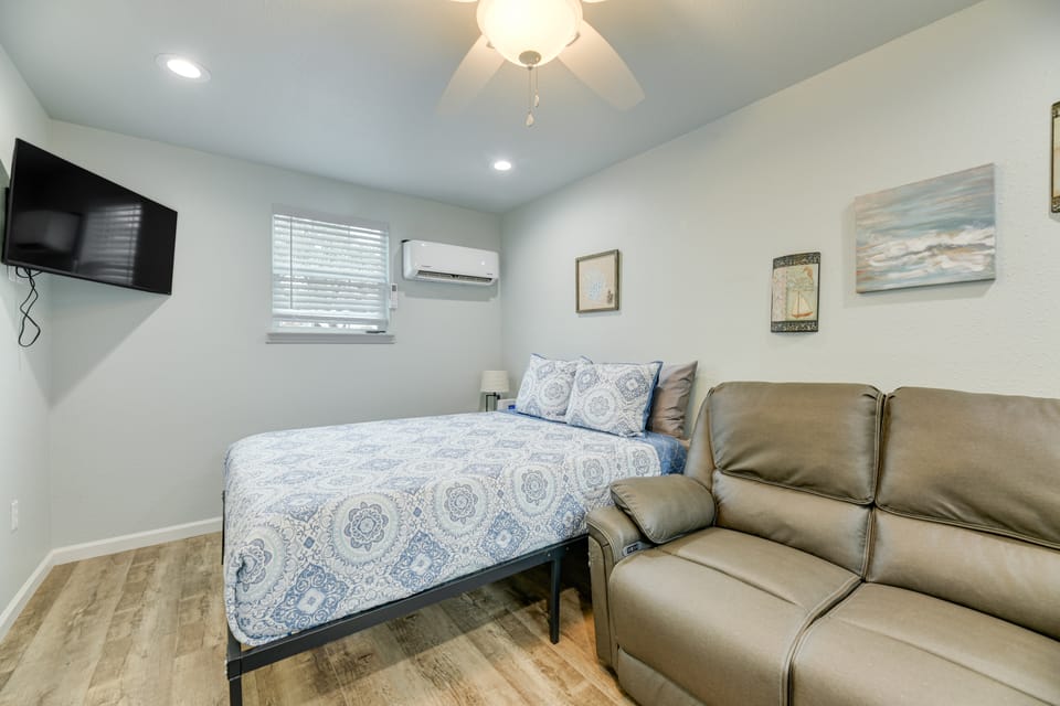 1 Mi to Rockport Beach: Quaint Studio w/ Patio Apartment in Rockport