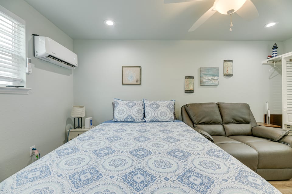 1 Mi to Rockport Beach: Quaint Studio w/ Patio Apartment in Rockport