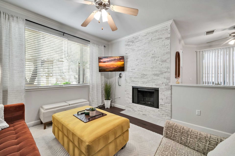 Shop & Golf! Gem w/ Pool Access in Scottsdale Apartment in Scottsdale