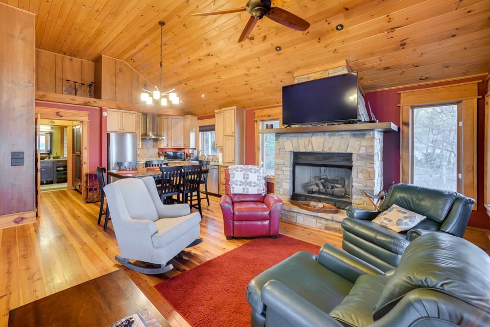 Luxurious Lakefront Paradise in Scottsboro w/ Dock Cottage in Alabama