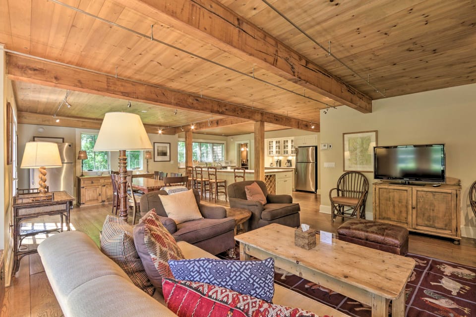 Stunning Warren Lakefront Home: Deck, Grill, Sauna House in New Preston