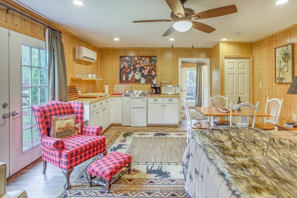 Tranquil Fairmont Studio w/ Patios - Pets Welcome! Apartment in South Carolina