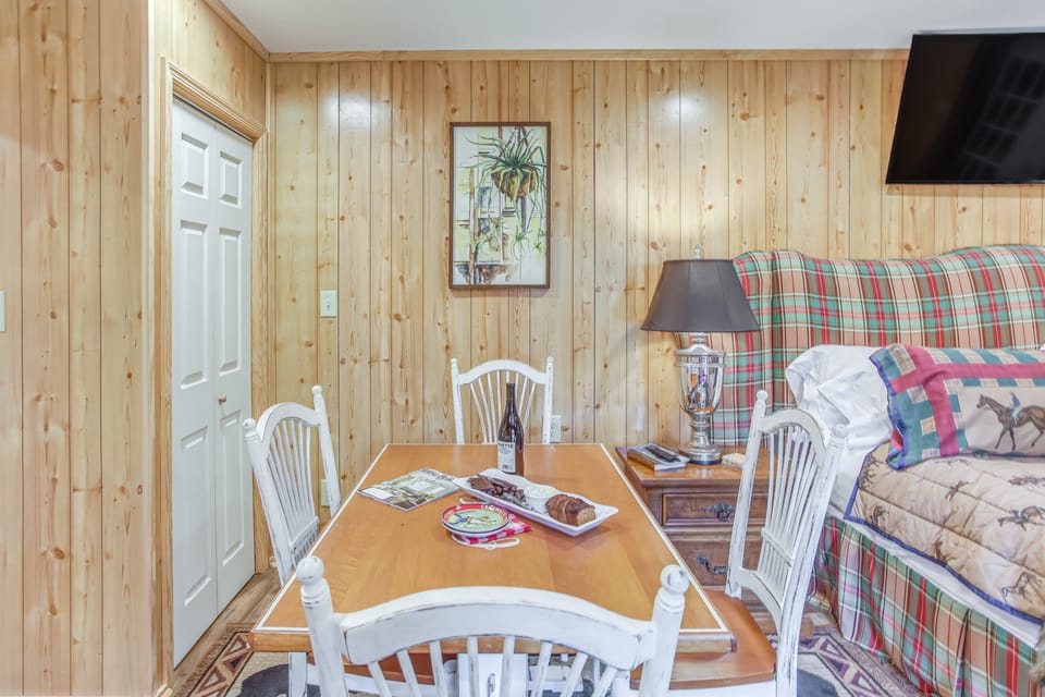 Tranquil Fairmont Studio w/ Patios - Pets Welcome! Apartment in South Carolina