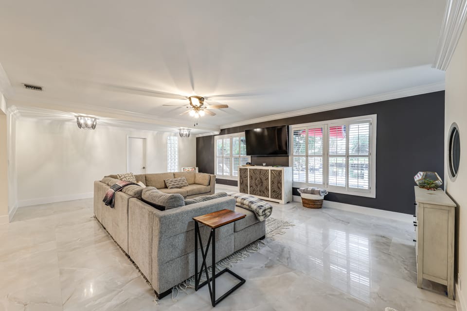 Pool & Home Theater: Lighthouse Point Home! House in Lighthouse Point