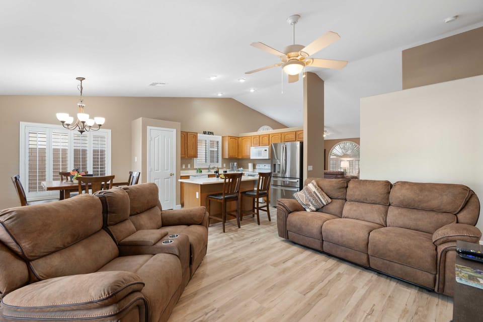 Backyard Oasis! Group-Friendly San Tan Valley Home House in San Tan Valley