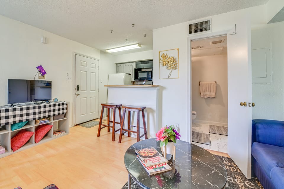 3 Mi to Dtwn Fort Worth! Condo w/ Hot Tub & Pool Apartment in Fort Worth