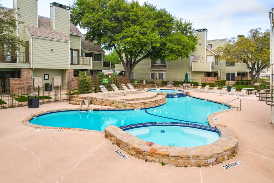 3 Mi to Dtwn Fort Worth! Condo w/ Hot Tub & Pool Apartment in Fort Worth