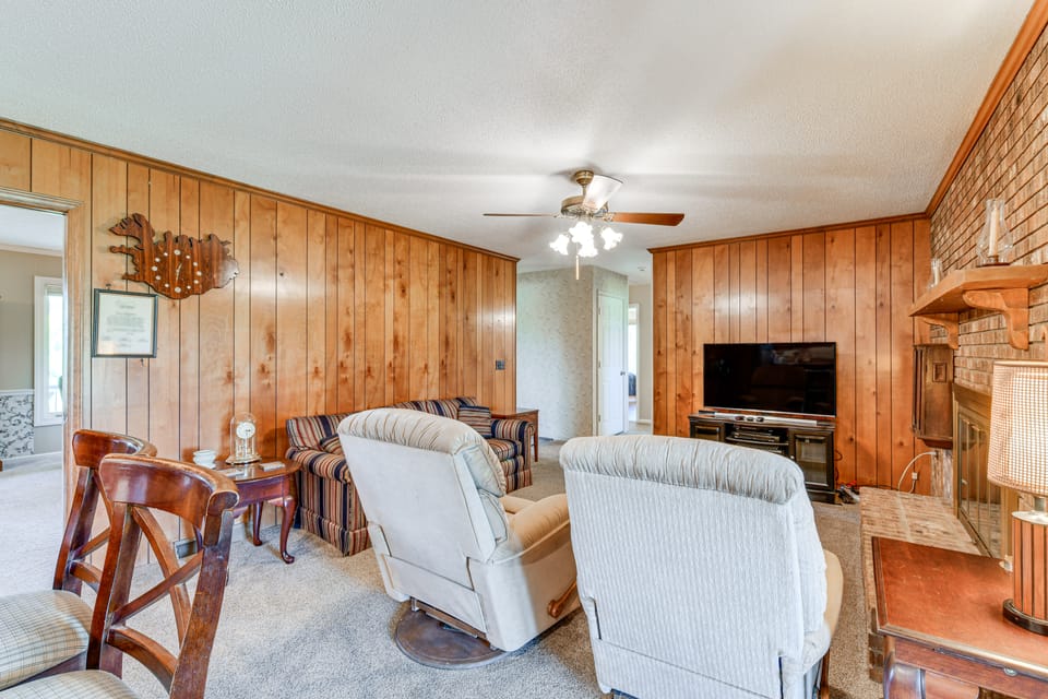 Spacious Mount Pleasant Home w/ Grill & Yard! House in North Carolina