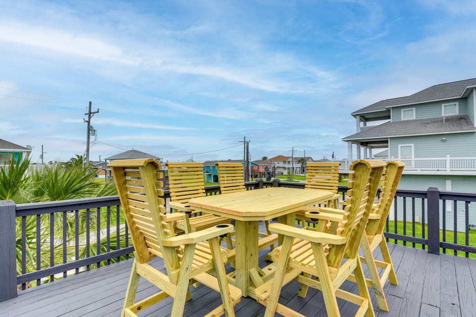Retreat w/ Hot Tub & Fenced Yard: Walk to Beach House in Bolivar Peninsula
