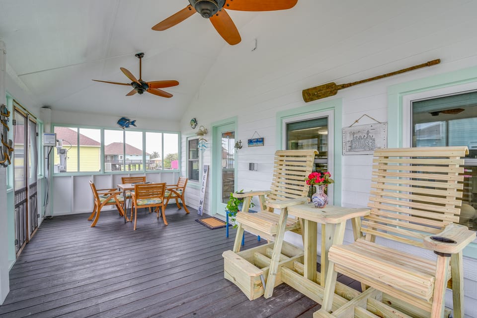 Retreat w/ Hot Tub & Fenced Yard: Walk to Beach House in Bolivar Peninsula