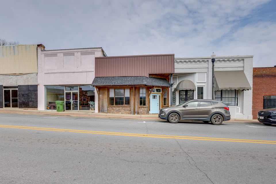 Downtown Lineville Vacation Rental ~ 10 Mi to Lake Apartment in Alabama