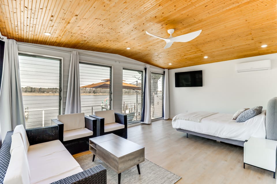 Waterfront Colonial Beach Studio w/ Boat Dock! Apartment in Colonial Beach