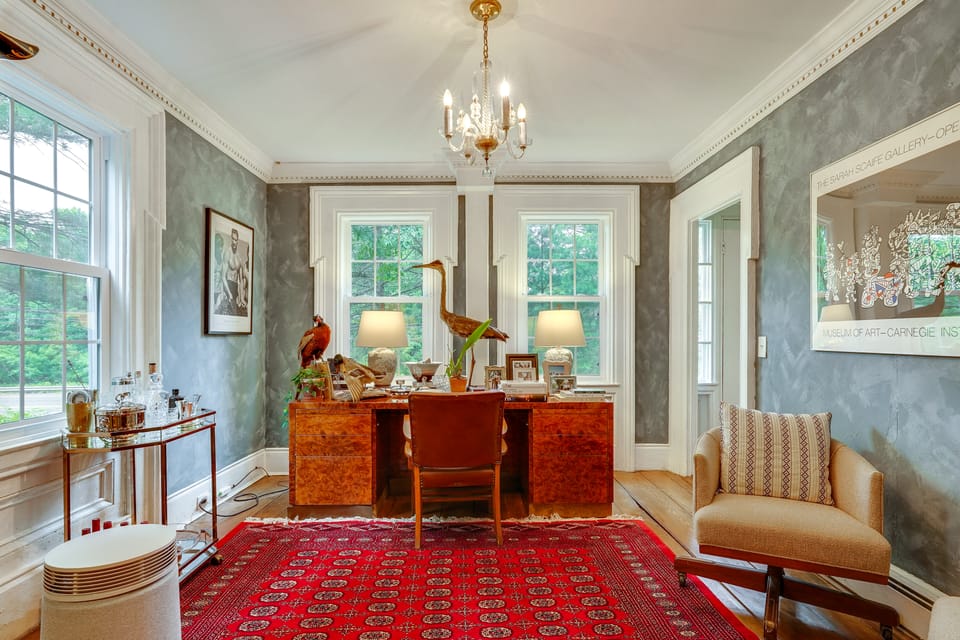 Spacious Family Home in Weston: Yard + Patio House in Westport