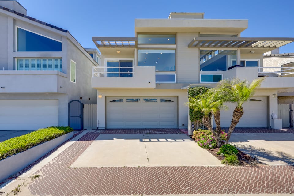 Sleek Oxnard Townhouse w/ Balconies: Walk to Beach Apartment in Oxnard