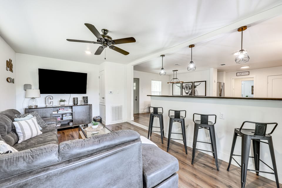 Riverfront Royal Home w/ Hot Tub & Fire Pits! House in Garland County