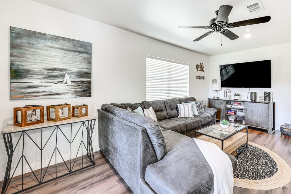 Riverfront Royal Home w/ Hot Tub & Fire Pits! House in Garland County