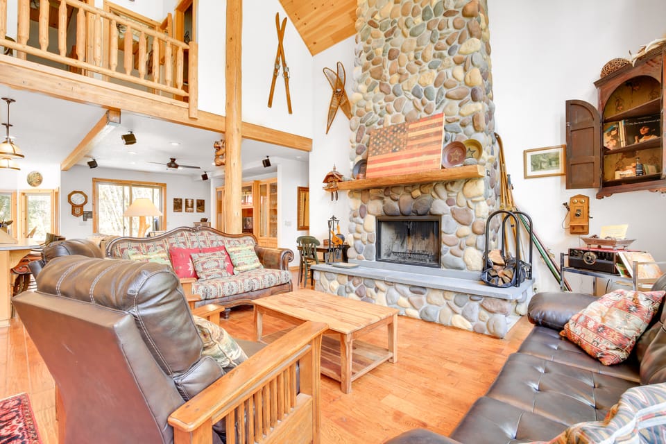 Peaceful Rhododendron Cabin w/ Fire Pit & Hot Tub! House in Clackamas County