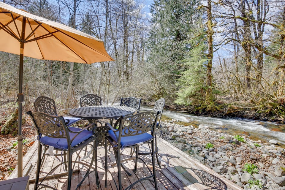 Peaceful Rhododendron Cabin w/ Fire Pit & Hot Tub! House in Clackamas County