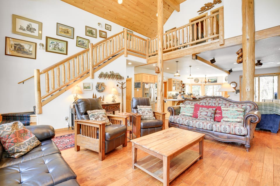 Peaceful Rhododendron Cabin w/ Fire Pit & Hot Tub! House in Clackamas County