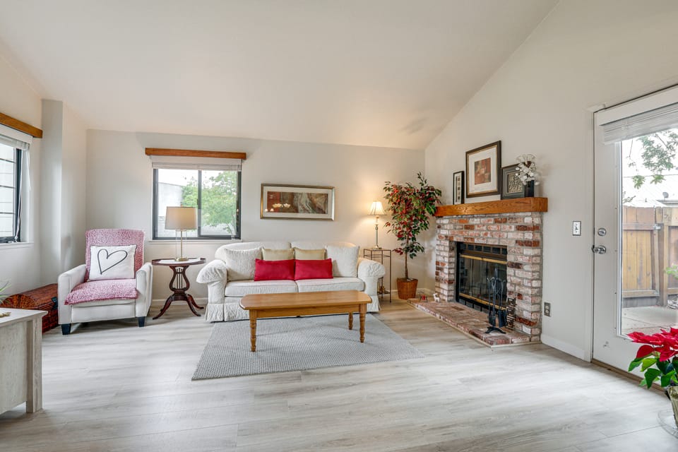 Work & Unwind! Stockton Townhome Near Med Centers Apartment in Stockton