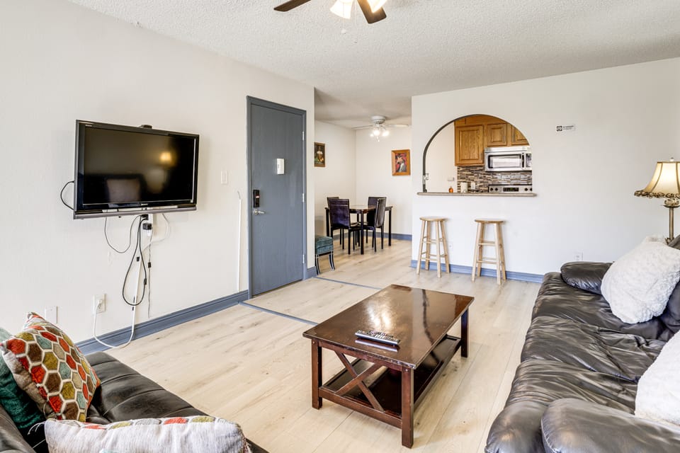 WFH-Friendly Las Vegas Condo: 2 Mi to Strip! Apartment in Paradise