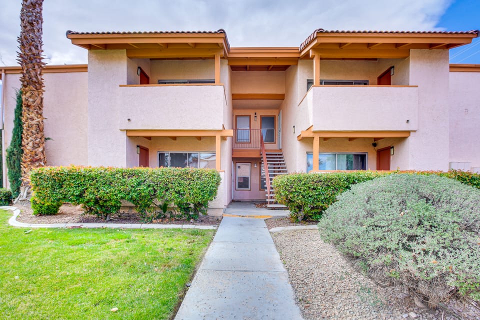WFH-Friendly Las Vegas Condo: 2 Mi to Strip! Apartment in Paradise
