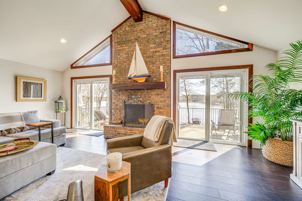 Lakefront Lake Oconee Home: Boat Dock + Hot Tub House in South Carolina