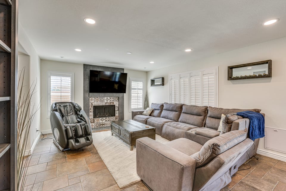 Walk to State Farm Stadium! Poolside Desert Escape House in Glendale