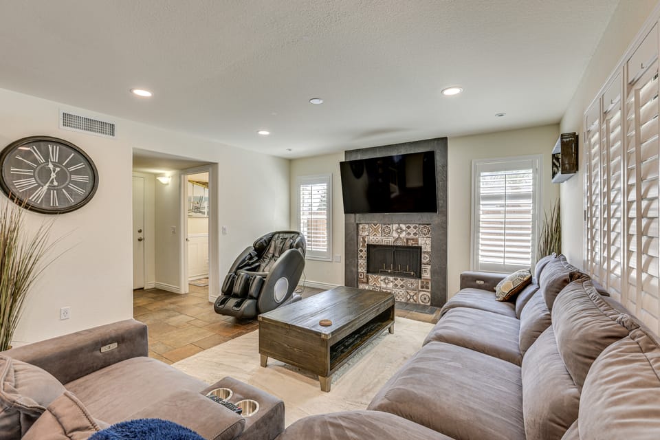 Walk to State Farm Stadium! Poolside Desert Escape House in Glendale