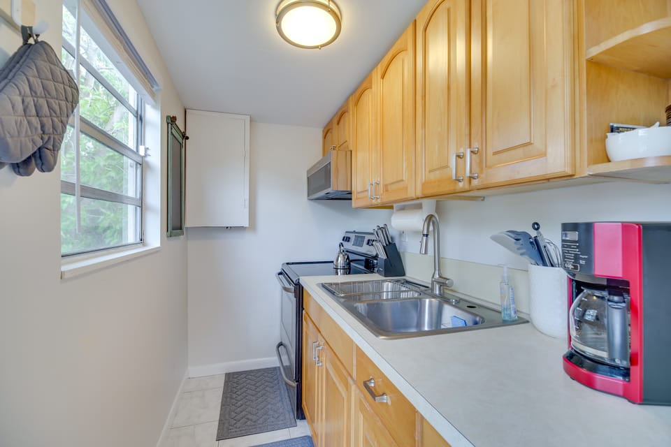 Vero Beach Studio w/ Shared Patio ~ 3 Mi to Beach! Apartment in Vero Beach