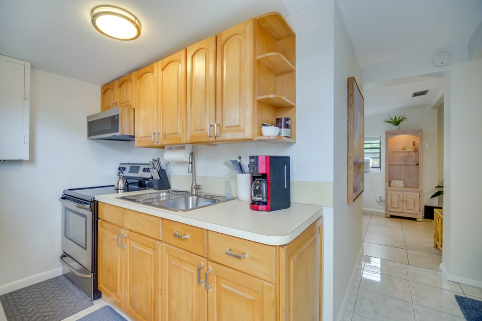 Vero Beach Studio w/ Shared Patio ~ 3 Mi to Beach! Apartment in Vero Beach