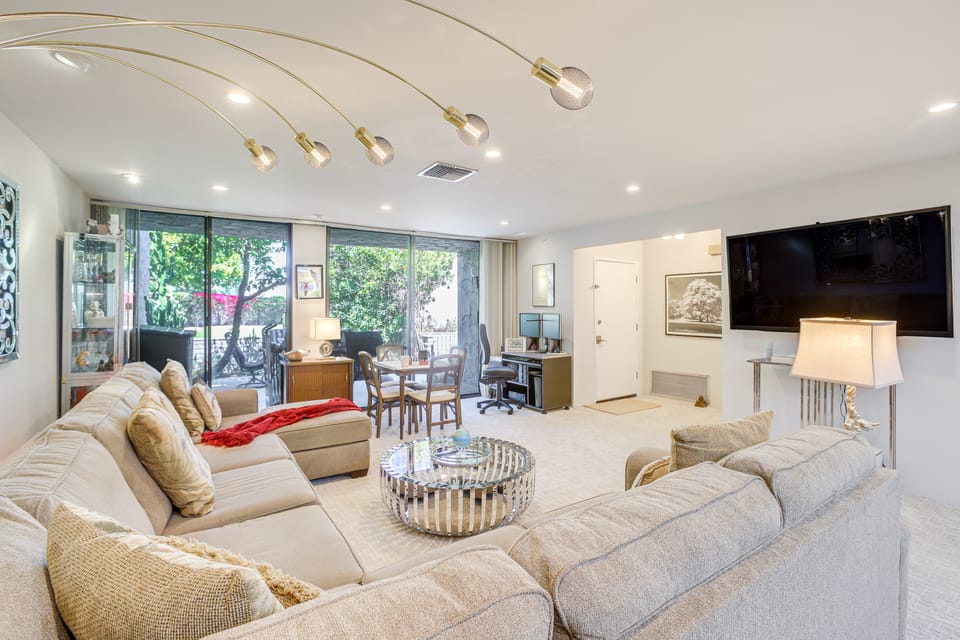 Palm Springs Condo: 3 Fenced Patios, Pool Access Apartment in Palm Springs