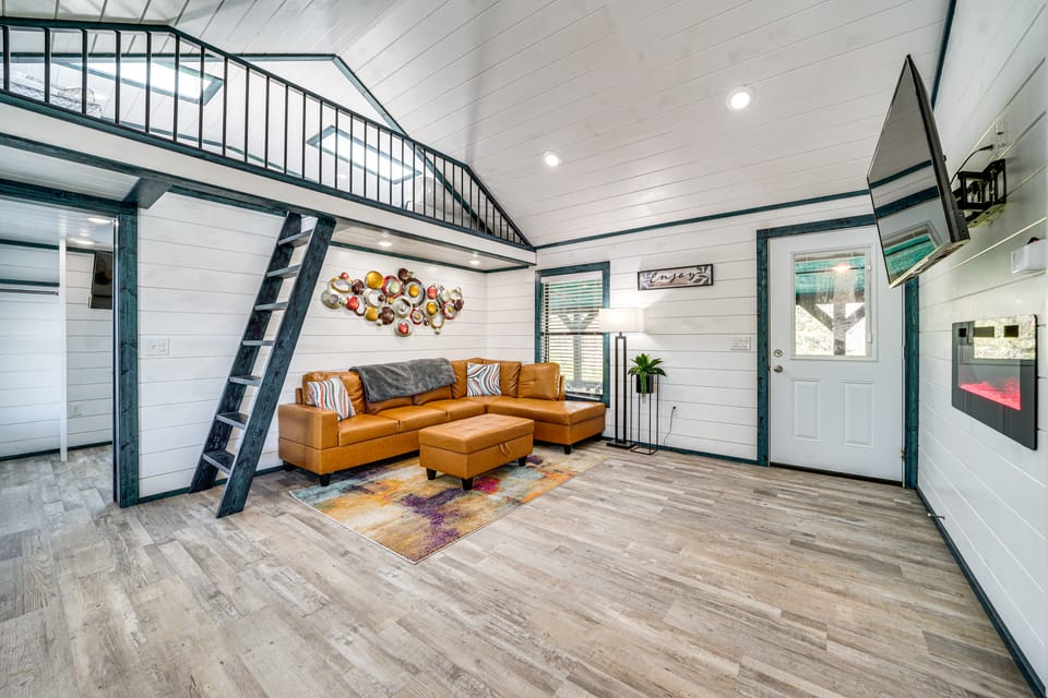 Broken Bow Cabin w/ Hot Tub, Fire Pit & Creek View House in Oklahoma
