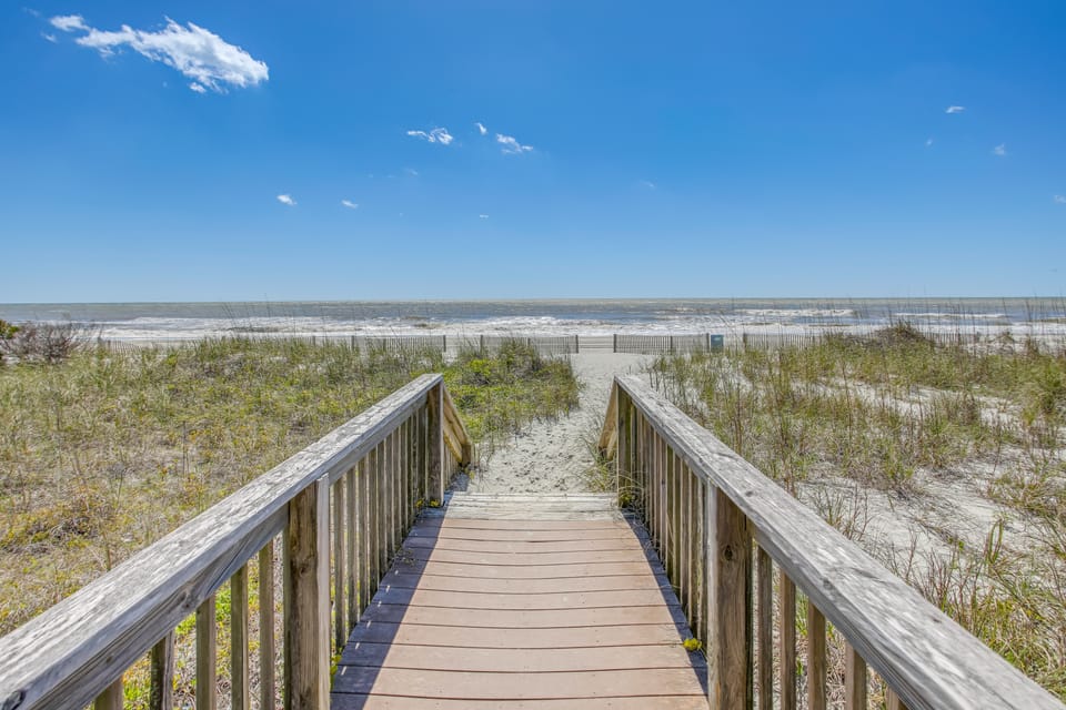 Steps to Sea! Sunny Gem w/ Pool in Myrtle Beach Apartment in Myrtle Beach