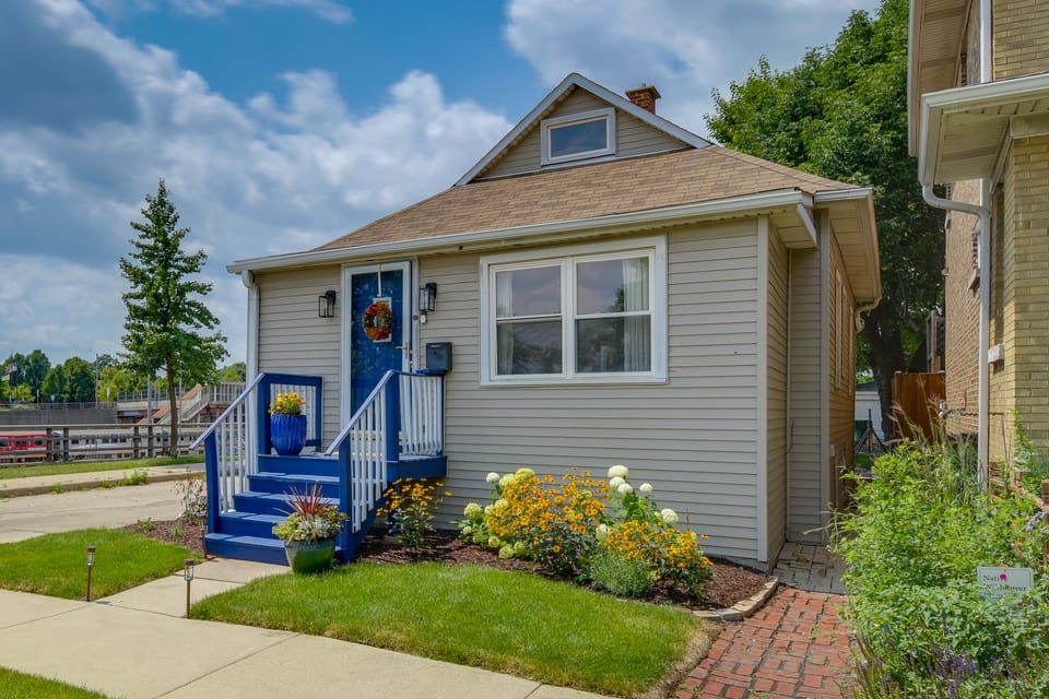 Pet Friendly: 8 Mi to Chicago - Fenced Backyard! House in Oak Park