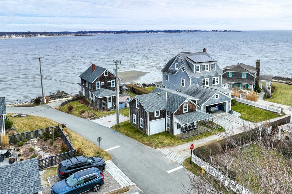 Charming Westbrook Cottage, Steps to Private Beach Cottage in Old Saybrook
