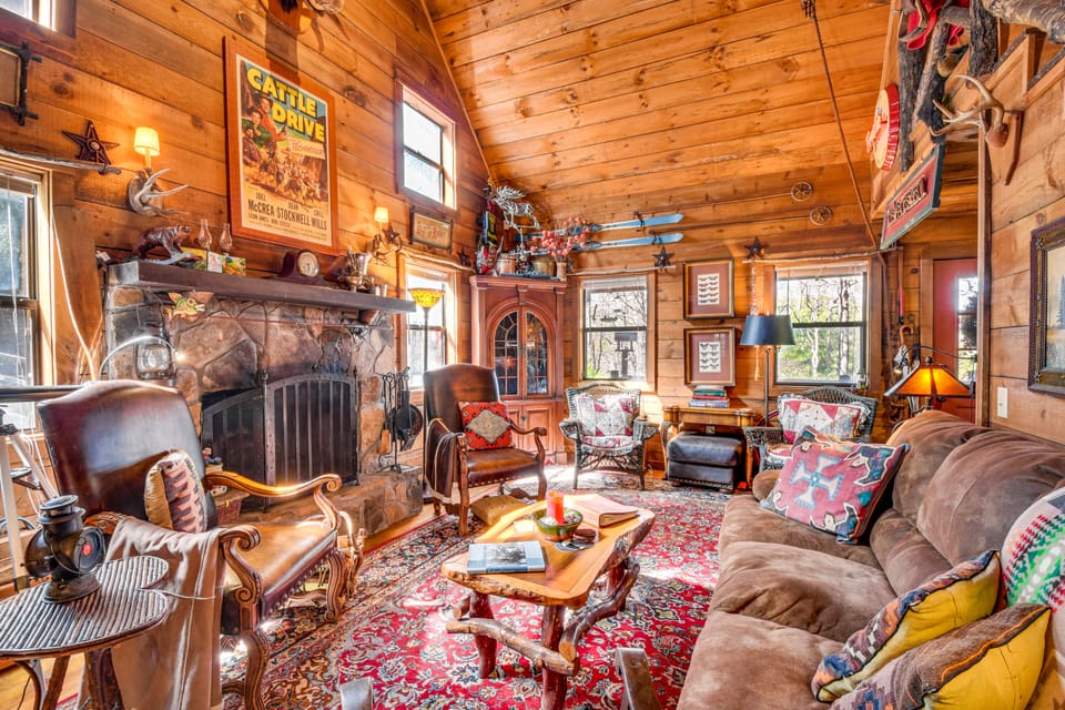 Rustic Cabin w/ Porches: 8 Mi to Tallulah Gorge! House in Georgia